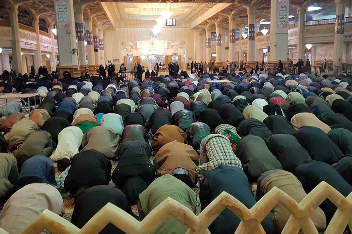 خبرنگاران نمازجماعت در حرم حضرت معصومه (س) با وجود مصوبه شورای تامین برپا شد